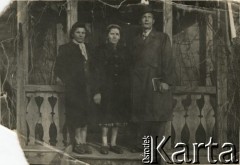 1949, Wilanów koło Warszawy, Polska.
Wacław Urbanowicz w towarzystwie sióstr: Heleny (z lewej) i Aleksandry.
Fot. NN, kolekcja Wacława Urbanowicza, zbiory Ośrodka KARTA