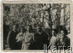 1938, Wilanów koło Warszawy, Polska.
Członkowie rodziny Urbanowiczów; w środku stoi jego ojciec Adolf Urbanowicz, 2. z lewej siostra Adela, 1. z i 2. z prawej Helena i Aleksandra.
Fot. NN, kolekcja Wacława Urbanowicza, zbiory Ośrodka KARTA