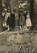 Około 1939, Wilanów koło Warszawy, Polska.
Na zdjęciu m.in. siostry Wacława Urbanowicza: Helena (1. z lewej), Aleksandra (1. z prawej) i Adela (z tyłu).
Fot. NN, kolekcja Wacława Urbanowicza, zbiory Ośrodka KARTA