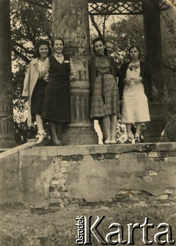 Około 1939, Wilanów koło Warszawy, Polska.
Na zdjęciu m.in. siostry Wacława Urbanowicza: Helena (1. z lewej), Aleksandra (1. z prawej) i Adela (z tyłu).
Fot. NN, kolekcja Wacława Urbanowicza, zbiory Ośrodka KARTA