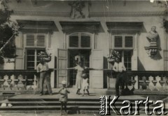 Przed 1939, Wilanów koło Warszawy, Polska.
Grupa osób przed pałacem.
Fot. NN, kolekcja Wacława Urbanowicza, zbiory Ośrodka KARTA