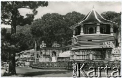 Kandy, Cejlon (Sri Lanka).
Świątynia Zęba (Dalada Maligawa), świątynia buddyjska, w której przechowuje się ząb Buddy.
Fot. NN, kolekcja Wacława Urbanowicza, zbiory Ośrodka KARTA