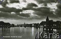 Amsterdam, Holandia.
Miasto nocą.
Fot. NN, kolekcja Wacława Urbanowicza, zbiory Ośrodka KARTA