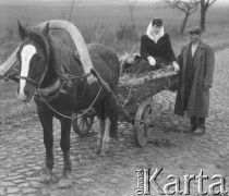 Po 1946, Barlinek, Pomorze Zachodnie, Polska. 
Kobieta i mężczyzna na wozie zaprzężonym w konia.
Fot. Jerzy Konrad Maciejewski, zbiory Ośrodka KARTA