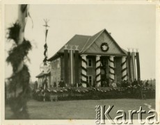 Lipiec 1937, Bezdany, woj. wileńskie, Polska.
Uroczyste poświęcenie nowo wybudowanej szkoły. (Po śmierci Marszałka Józefa Piłsudskiego w 1935 roku rząd polski ogłosił rozporządzenie wybudowania 100 szkół w woj. wileńskim).
Fot. Jerzy Konrad Maciejewski, zbiory Ośrodka KARTA