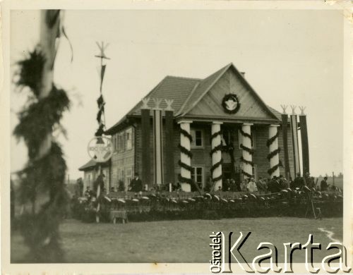 Lipiec 1937, Bezdany, woj. wileńskie, Polska.
Uroczyste poświęcenie nowo wybudowanej szkoły. (Po śmierci Marszałka Józefa Piłsudskiego w 1935 roku rząd polski ogłosił rozporządzenie wybudowania 100 szkół w woj. wileńskim).
Fot. Jerzy Konrad Maciejewski, zbiory Ośrodka KARTA