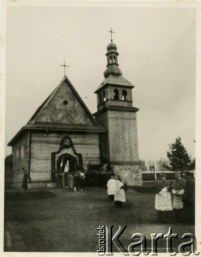 Lipiec 1937, Bezdany, woj. wileńskie, Polska.
Uroczystość kościelna, prawdopodobnie związana z poświęceniem nowo wybudowanej szkoły.
Fot. Jerzy Konrad Maciejewski, zbiory Ośrodka KARTA