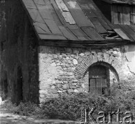 Prawdopodobnie lata 50., Białogon k. Kielc, woj. kieleckie, Polska.
Fragment budynku huty 