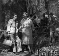 1-2.05.1959, Białowieża, woj. białostockie, Polska.
Warszawscy dziennikarze - uczestnicy wycieczki prasowej po Białowieskim Parku Narodowym.
Fot. Jerzy Konrad Maciejewski, zbiory Ośrodka KARTA.