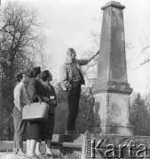 1-2.05.1959, Białowieża, woj. białostockie, Polska.
Grupa dziennikarzy zwiedzająca kompleks pałacowy w Białowieży. Na pierwszym planie obelisk - najstarszy zabytek w Białowieży (z XVIII wieku), który znajduje się na grobli pomiędzy dwoma stawami w Parku Pałacowym. Upamiętnia jedno z największych polowań królewskich w Puszczy Białowieskiej, które odbyło się 1752 roku. Brał w nim udział król August III Sas wraz z rodziną i dworem. Zdjęcie wykonane podczas wycieczki prasowej do Białowieskiego Parku Narodowego.
Fot. Jerzy Konrad Maciejewski, zbiory Ośrodka KARTA.