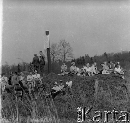 1-2.05.1959, Białowieża, woj. białostockie, Polska.
Uczestnicy wycieczki prasowej odpoczywają na wzgórzu nad rzeką Narewką.
Fot. Jerzy Konrad Maciejewski, zbiory Ośrodka KARTA.