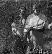 1-2.05.1959, Białowieża, woj. białostockie, Polska.
Uczestnicy wycieczki prasowej w Białowieskim Parku Narodowym.
Fot. Jerzy Konrad Maciejewski, zbiory Ośrodka KARTA.