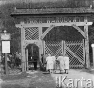 1-2.05.1959, Białowieża, woj. białostockie, Polska.
Wycieczka prasowa przed wejściem do Białowieskiego Parku Narodowego.
Fot. Jerzy Konrad Maciejewski, zbiory Ośrodka KARTA.