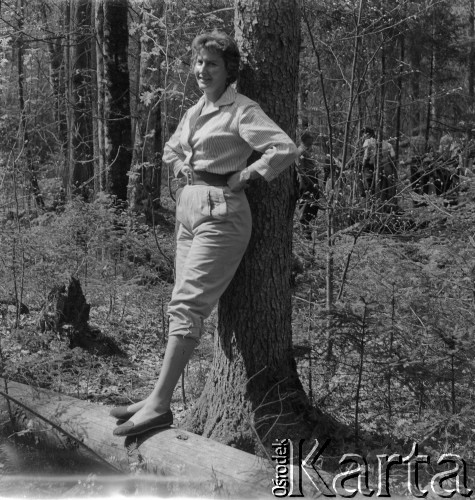 1-2.05.1959, Białowieża, woj. białostockie, Polska.
Dziennikarka z Warszawy w czasie wycieczki prasowej po Białowieskim Parku Narodowym.
Fot. Jerzy Konrad Maciejewski, zbiory Ośrodka KARTA.