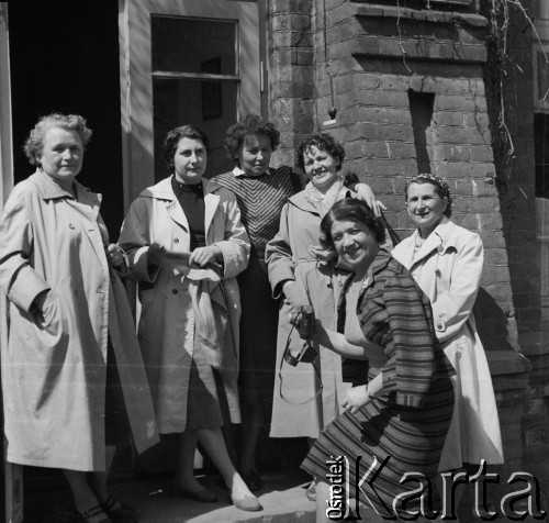 1-2.05.1959, Białowieża, woj. białostockie, Polska.
Uczestnicy wycieczki prasowej po Białowieskim Parku Narodowym.
Fot. Jerzy Konrad Maciejewski, zbiory Ośrodka KARTA.