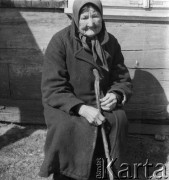 1-2.05.1959, Białowieża, woj. białostockie, Polska.
90-letnia mieszkanka Białowieży Eufrosina Buszko. Kobieta pamiętała czasy, kiedy do Białowieży przyjeżdżali na polowania carowie rosyjscy razem z swym dworem. Zdjęcie wykonane podczas wycieczki prasowej do Białowieskiego Parku Narodowego.
Fot. Jerzy Konrad Maciejewski, zbiory Ośrodka KARTA.