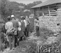 1965, Biecz, woj. rzeszowskie, Polska.
Uczestnicy wycieczki.
Fot. Jerzy Konrad Maciejewski, zbiory Ośrodka KARTA.
