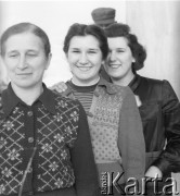 Po 1948, Bedlno k. Gostynina, Polska.
Pracownice Rolniczej Spółdzielni Produkcyjnej. (Kolektywizacja wsi miała miejsce w latach 1948-1955, nie została nigdy przeprowadzona w pełni z powodu silnego oporu polskich rolników i strachu przed przekształceniem indywidualnych gospodarstw w sowieckie kołchozy).
Fot. Jerzy Konrad Maciejewski, zbiory Ośrodka KARTA.