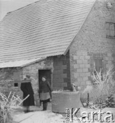 Po 1948, Bedlno k. Gostynina, Polska.
Nowo wybudowany dom mieszkalny dla rolników, którzy wstąpili do Rolniczej Spółdzielni Produkcyjnej. (Jednym z przywilejów dla członków spółdzielni był przydział domów mieszkalnych).
Fot. Jerzy Konrad Maciejewski, zbiory Ośrodka KARTA.