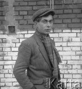 Po 1948, Bedlno k. Gostynina, Polska.
Młody rolnik przy gospodarstwie. 
Fot. Jerzy Konrad Maciejewski, zbiory Ośrodka KARTA.