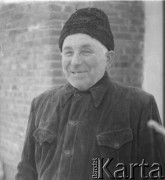 Po 1948, Bedlno k. Gostynina, Polska.
Jeden z pierwszych członków Rolniczej Spółdzielni Produkcyjnej w Bedlnie-Adam Gutowski.
Fot. Jerzy Konrad Maciejewski, zbiory Ośrodka KARTA.