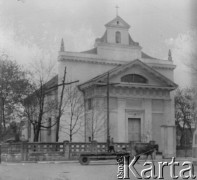 Po 1945, Bielsk Podlaski, Polska.
XV-wieczny Kościół-Bazylika Narodzenia Najświętszej Marii Panny i św. Mikołaja znajdujący się w okolicach rynku. Budynek murowany został ufundowany przez Izabelę Branicką z Poniatowskich pod koniec XVIII w. w stylu neoklasycystycznym.
Fot. Jerzy Konrad Maciejewski, zbiory Ośrodka KARTA.