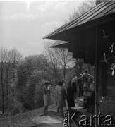 Lata 50., Bystre, Bieszczady, Polska.
Turyści na górskim szlaku. Stoją przy drewnianej cerkwi pw. św. Michała Archanioła. Budynek cerkwi powstał w latach 1901-1902. Greckokatolicka cerkiew była filią w Michniowcu. Została opuszczona w roku 1951, kiedy tereny te wróciły do Polski w ramach wymiany z ZSRR. Przez krótki czas mieszkańcy użytkowali ją jako kościół rzymskokatolicki. Nie zaakceptowały tego ówczesne władze i obiekt został zamknięty.
Fot. Jerzy Konrad Maciejewski, zbiory Ośrodka KARTA.