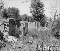 Lata 50., Bieszczady, Polska.
Kobieta przygląda się ruinom budynku.
Fot. Jerzy Konrad Maciejewski, zbiory Ośrodka KARTA.