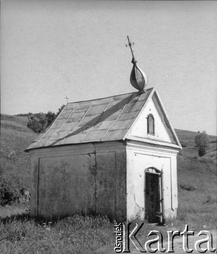 Lata 50., Bieszczady, Polska,
Przydrożna murowana kapliczka - element charakterystyczny bieszczadzkich krajobrazów.
Fot. Jerzy Konrad Maciejewski, zbiory Ośrodka KARTA.