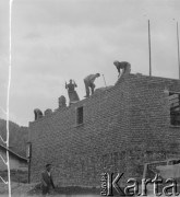 Lata 50., Bieszczady, Polska.
Budowa murowanego budynku.
Fot. Jerzy Konrad Maciejewski, zbiory Ośrodka KARTA.