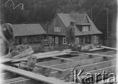 Lata 50., Bieszczady, Polska.
Budowa domu mieszkalnego.
Fot. Jerzy Konrad Maciejewski, zbiory Ośrodka KARTA.