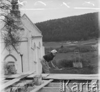 Lata 50., Bieszczady, Polska.
Kobieta pracuje na budowie. W tle widoczny biały marmurowy kościół.
Fot. Jerzy Konrad Maciejewski, zbiory Ośrodka KARTA.