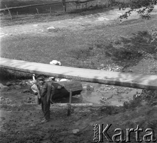 Lata 50., Bieszczady, Polska.
Prowizoryczna kładka przerzucona nad rozkopaną drogą. Przy kładce stoi chłopczyk.
Fot. Jerzy Konrad Maciejewski, zbiory Ośrodka KARTA.