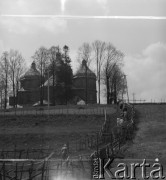 Lata 50., Bystre, Bieszczady, Polska. 
Cerkiew greckokatolicka pw. św. Michała Archanioła. Budynek cerkwi powstał w latach 1901-1902. Greckokatolicka cerkiew była filią w Michniowcu. Została opuszczona w roku 1951, kiedy tereny te wróciły do Polski w ramach wymiany z ZSRR. Przez krótki czas mieszkańcy użytkowali ją jako kościół rzymskokatolicki. Nie zaakceptowały tego ówczesne władze i obiekt został zamknięty.
Fot. Jerzy Konrad Maciejewski, zbiory Ośrodka KARTA.