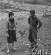 Lata 50., Bieszczady, Polska.
Rolnicy na terenie swojego gospodarstwa.
Fot. Jerzy Konrad Maciejewski, zbiory Ośrodka KARTA.