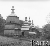 Lata 50., Rzepedź, Bieszczady, Polska.
Drewniana cerkiew pw. św. Mikołaja. Została wzniesiona w 1824 r., odnowiona i przebudowana w 1896 r. W roku 1947 cerkiew przekazano w użytkowanie rzymskokatolickiej parafii w pobliskiej Komańczy. W latach 50 i 60 była użytkowana sporadycznie - jako kaplica pogrzebowa.
Fot. Jerzy Konrad Maciejewski, zbiory Ośrodka KARTA.