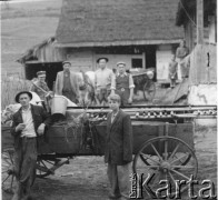 Lata 50., Bieszczady, Polska.
Mieszkańcy bieszczadzkiej wsi. Na podwórzu gospodarstwa widoczne dwa wozy zaprzęgnięte w konie. 
Fot. Jerzy Konrad Maciejewski, zbiory Ośrodka KARTA.