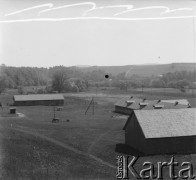 Lata 50., Bieszczady, Polska.
Zabudowania we wsi.
Fot. Jerzy Konrad Maciejewski, zbiory Ośrodka KARTA.