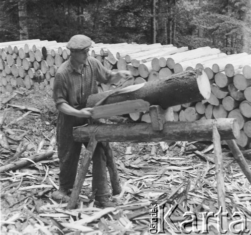 Lata 50., Bieszczady, Polska.
Pracownik tartaku zajmuje się obróbką drzewa.
Fot. Jerzy Konrad Maciejewski, zbiory Ośrodka KARTA.