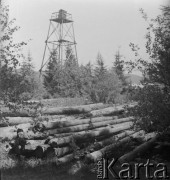 Lata 50., Bieszczady, Polska.
Bale drzewa należące do pobliskiego tartaku.
Fot. Jerzy Konrad Maciejewski, zbiory Ośrodka KARTA.