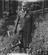 Lata 50., Bieszczady, Polska.
Kobieta z koszykiem w lesie.
Fot. Jerzy Konrad Maciejewski, zbiory Ośrodka KARTA.