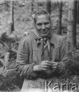 Lata 50., Bieszczady, Polska.
Mieszkanka bieszczadzkiej wsi w lesie.
Fot. Jerzy Konrad Maciejewski, zbiory Ośrodka KARTA.