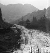 Lata 50., Bieszczady, Polska.
Budowa drogi między górskimi miejscowościami.
Fot. Jerzy Konrad Maciejewski, zbiory Ośrodka KARTA.