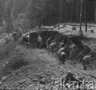 Lata 50., Bieszczady, Polska.
Robotnicy przygotowują miejsce pod budowę drogi albo kolejki wąskotorowej.
Fot. Jerzy Konrad Maciejewski, zbiory Ośrodka KARTA.