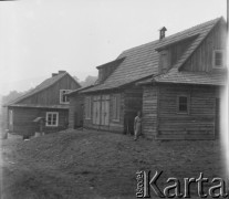 Lata 50., Bieszczady, Polska.
Drewniane domy mieszkalne charakterystyczne dla rejonu Bieszczad.
Fot. Jerzy Konrad Maciejewski, zbiory Ośrodka KARTA.