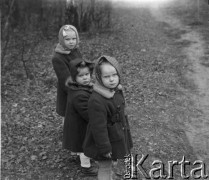 Lata 50., Bieszczady, Polska.
Dziewczynki na spacerze.
Fot. Jerzy Konrad Maciejewski, zbiory Ośrodka KARTA.