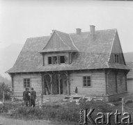 Lata 50., Bieszczady, Polska.
Prace wykończeniowe przy budowie drewnianego domu mieszkalnego.
Fot. Jerzy Konrad Maciejewski, zbiory Ośrodka KARTA.