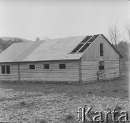 Lata 50., Bieszczady, Polska.
Budowa budynku gospodarskiego.
Fot. Jerzy Konrad Maciejewski, zbiory Ośrodka KARTA.