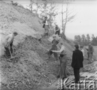 Lata 50., Bieszczady, Polska.
Budowa bieszczadzkiej kolejki wąskotorowej.
Fot. Jerzy Konrad Maciejewski, zbiory Ośrodka KARTA.