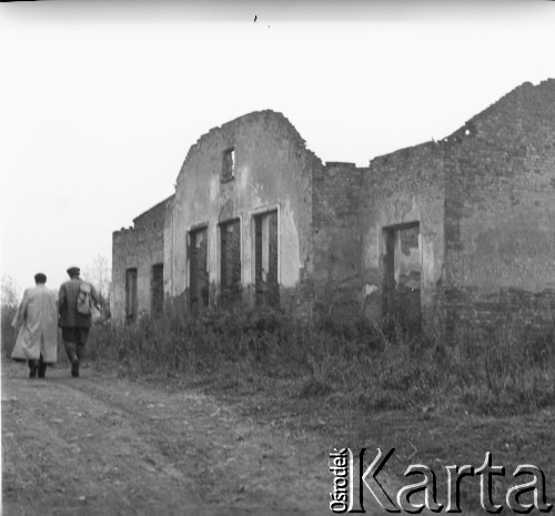 Lata 50., Bieszczady, Polska.
Zniszczony budynek stojący przy drodze.
Fot. Jerzy Konrad Maciejewski, zbiory Ośrodka KARTA.
